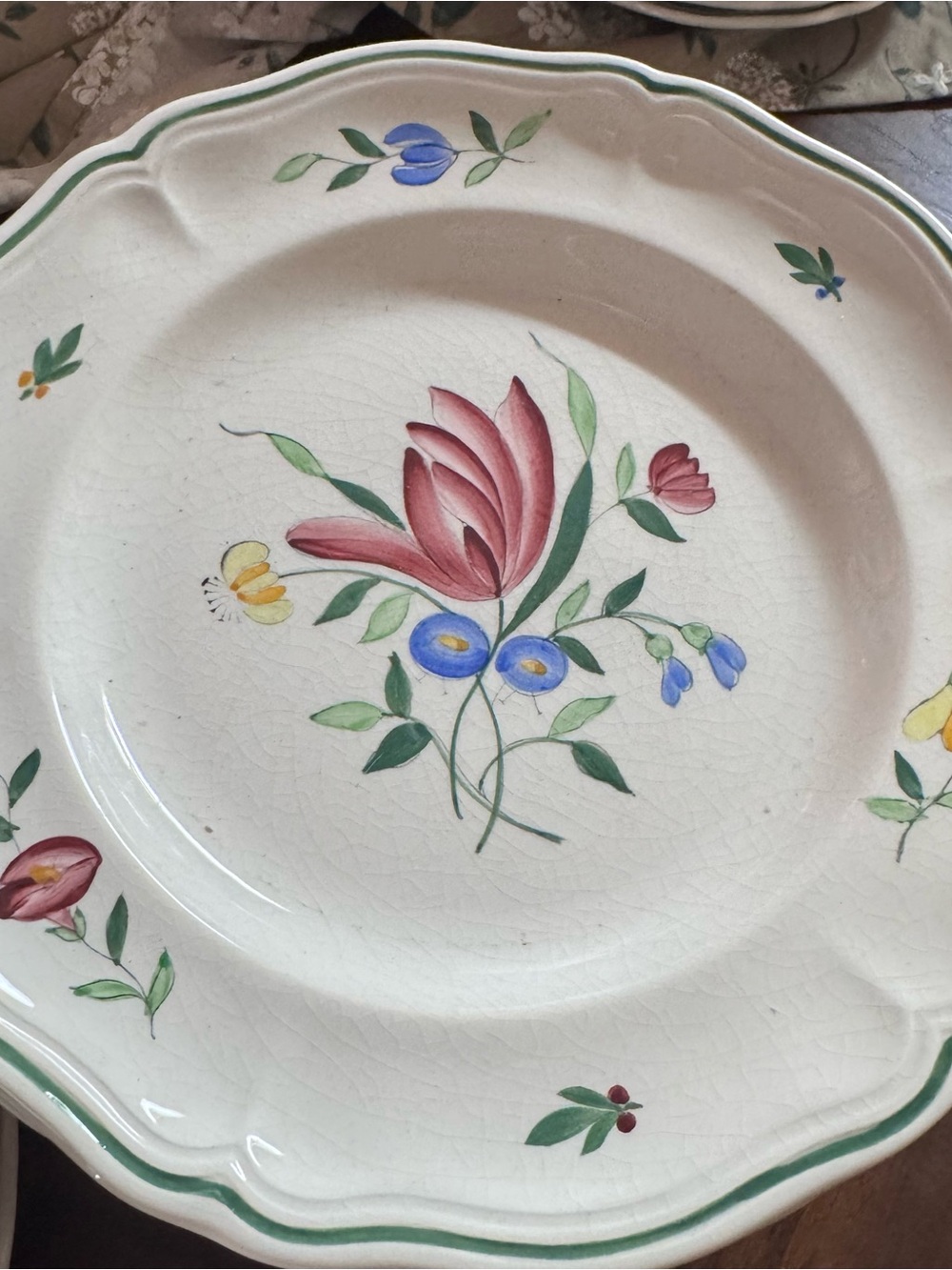 vintage Longchamp "Tulip" pattern French earthenware dinner plates (4) 10”